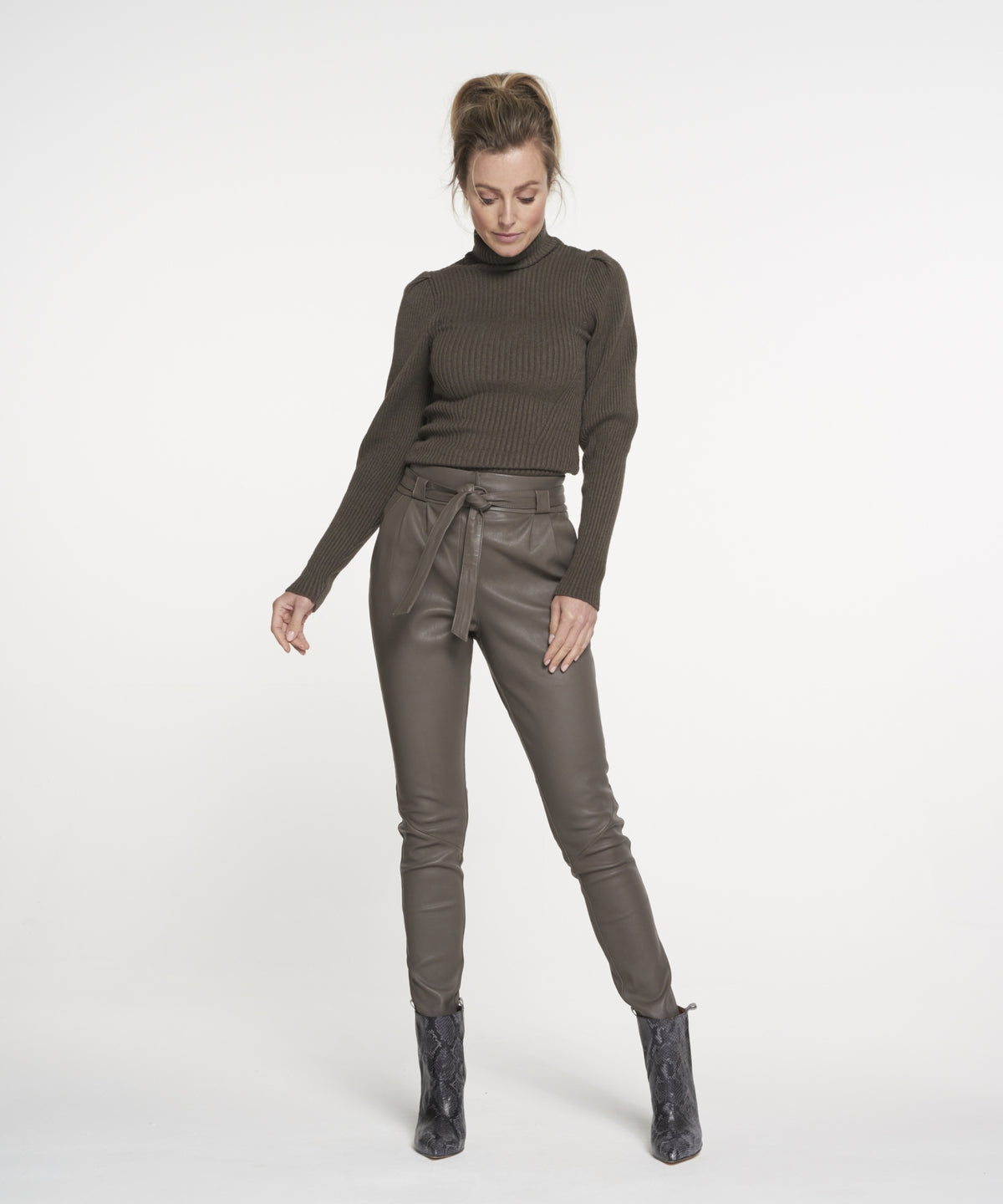 PAULA STRETCH LEATHER | PEPPERCORN